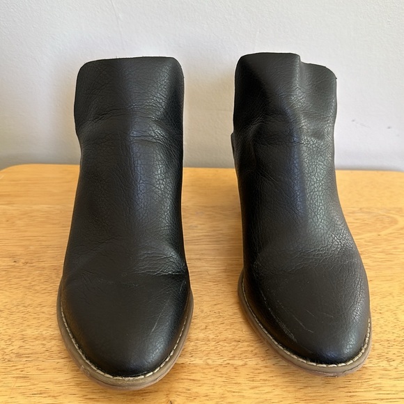 Universal Thread Booties - Picture 2 of 5